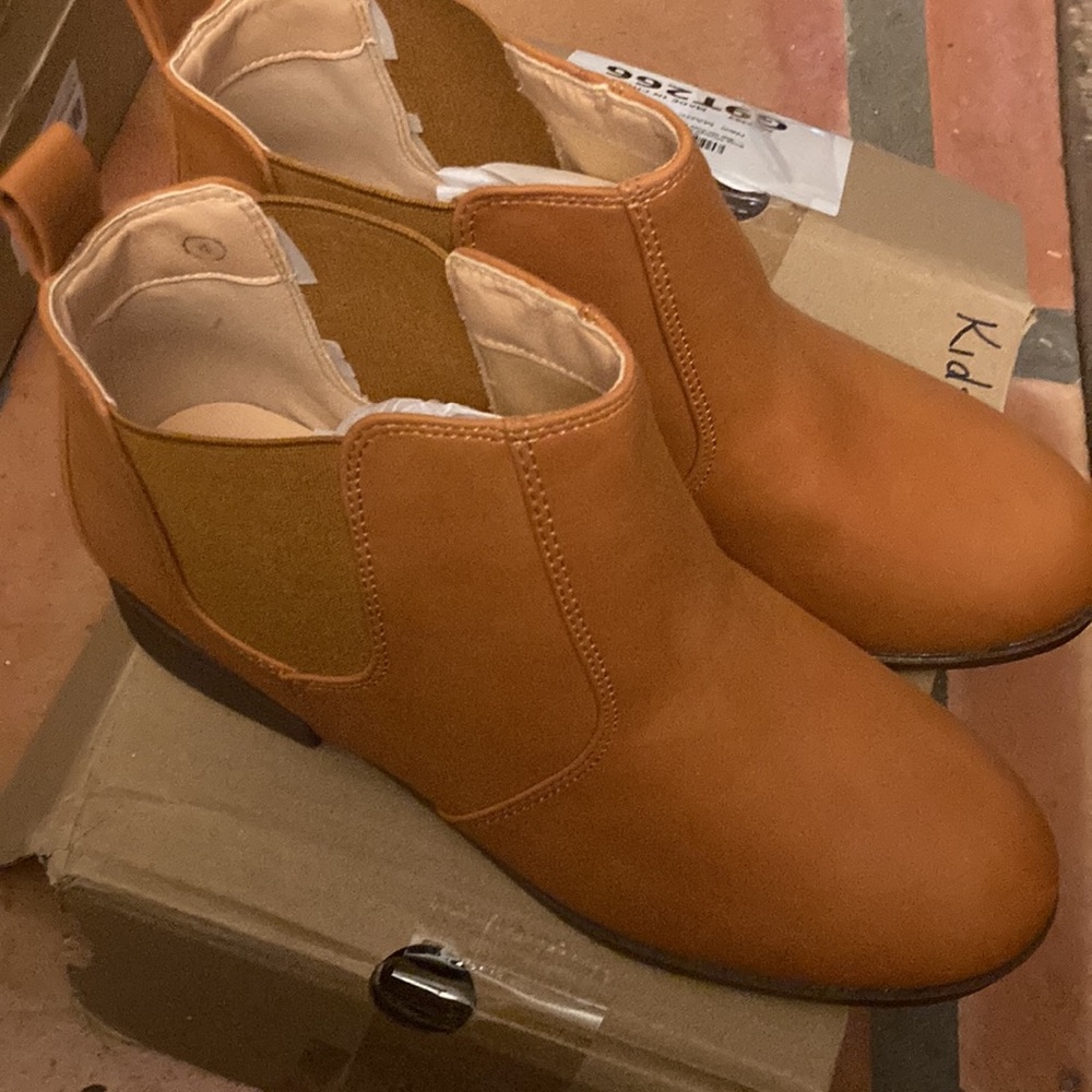 NIB Kids rounded toe boot size 4 - Picture 6 of 6